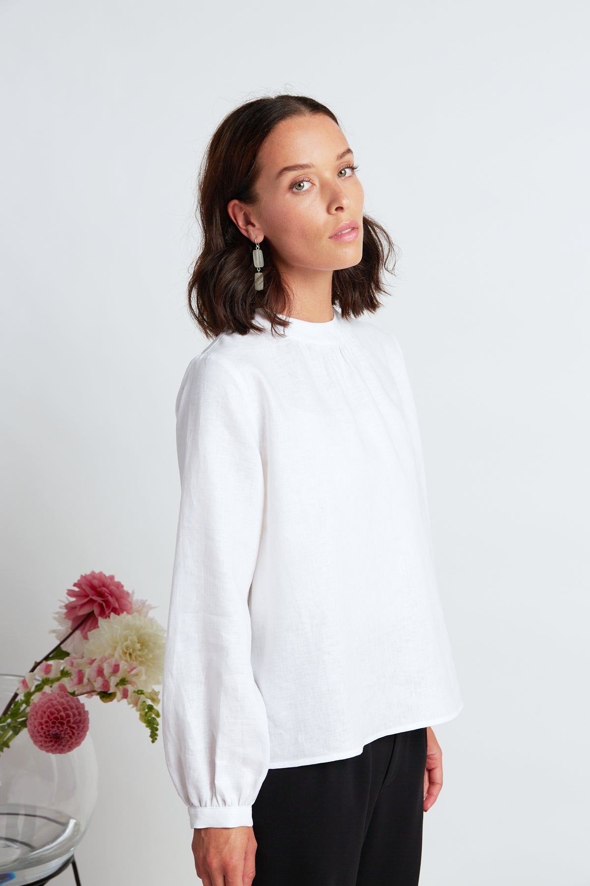 Georgia blouse by twenty-seven names. The perfect linen blouse: long sleeves, a round neck and back neck vent. Crisp white, 100% linen.