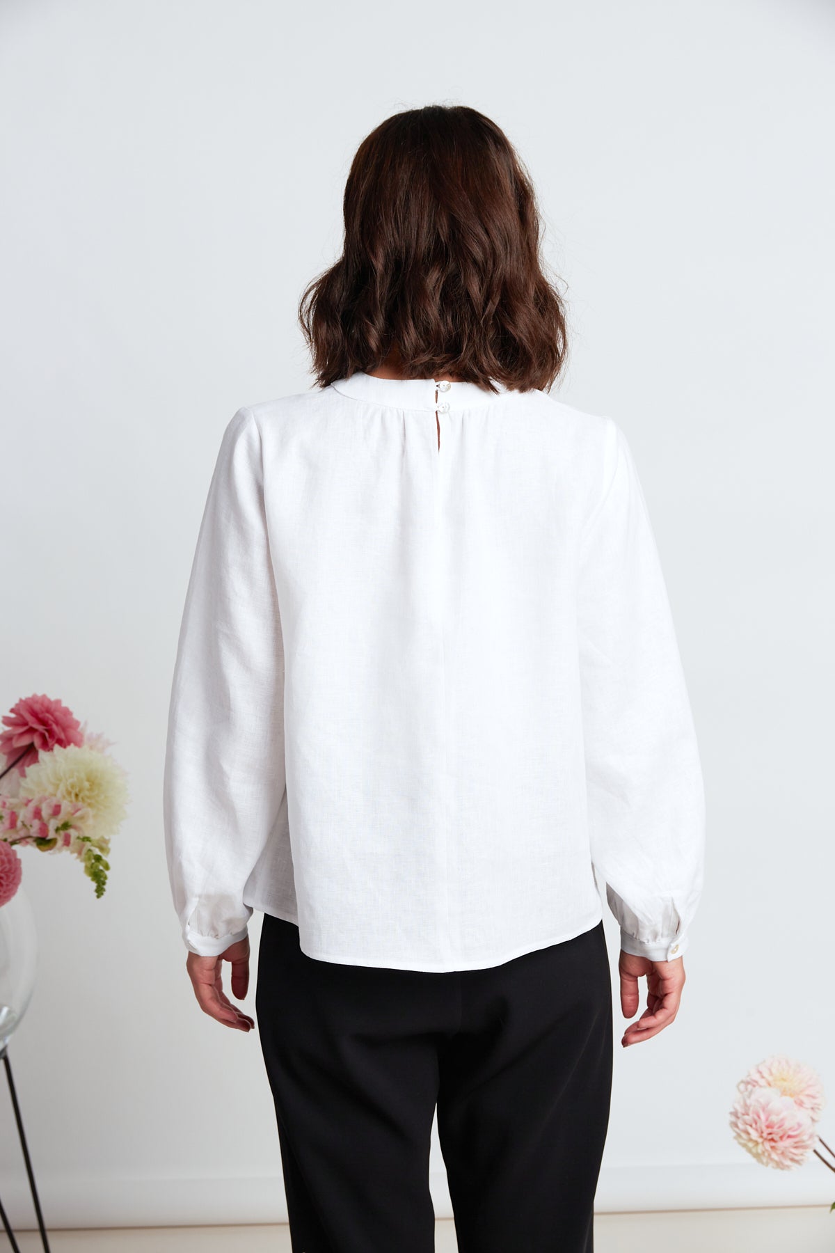 Georgia blouse by twenty-seven names. The perfect linen blouse: long sleeves, a round neck and back neck vent. Crisp white, 100% linen.