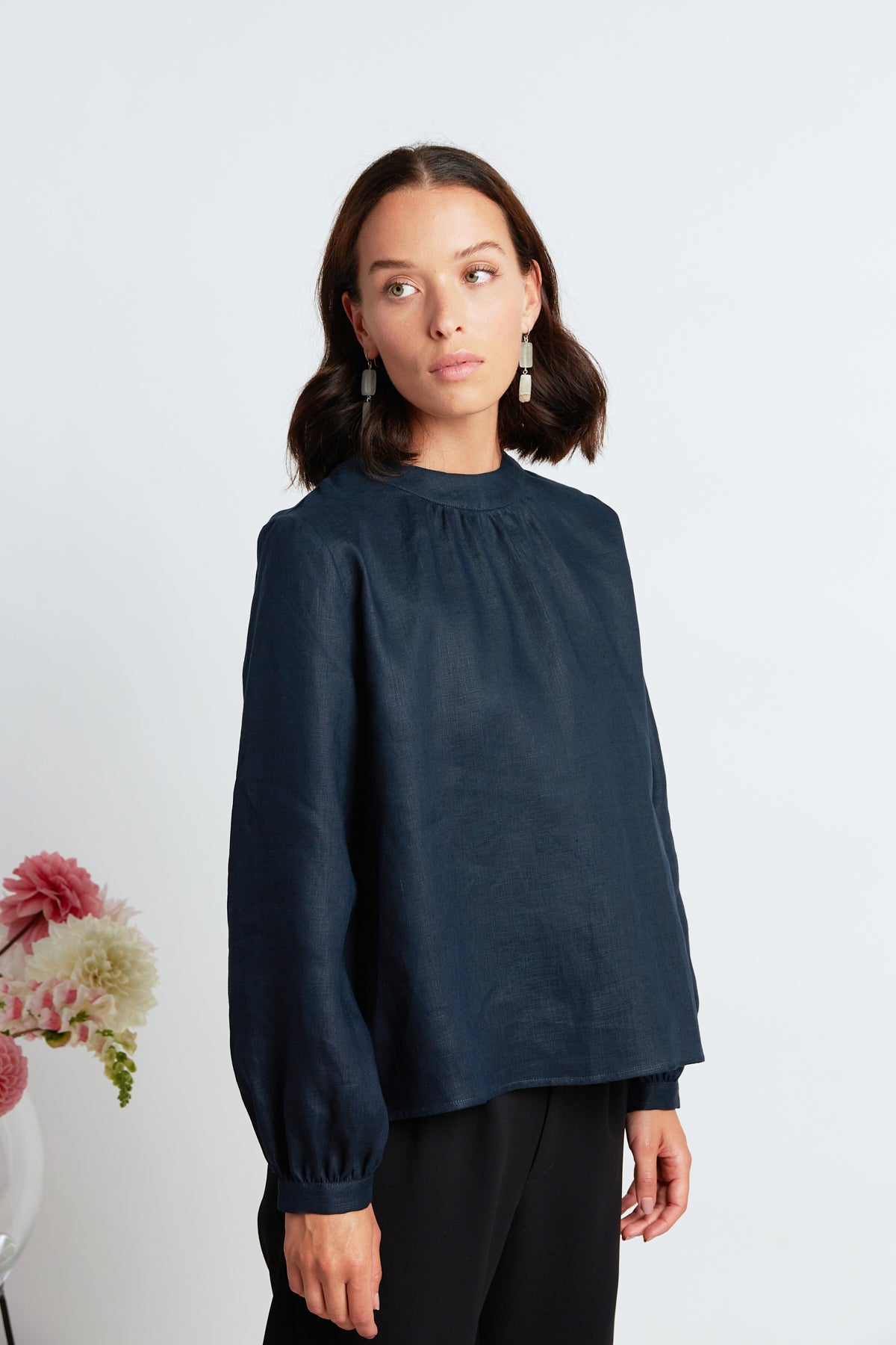 Georgia blouse by twenty-seven names. The perfect linen blouse: long sleeves, a round neck and back neck vent. Classic navy, 100% linen.