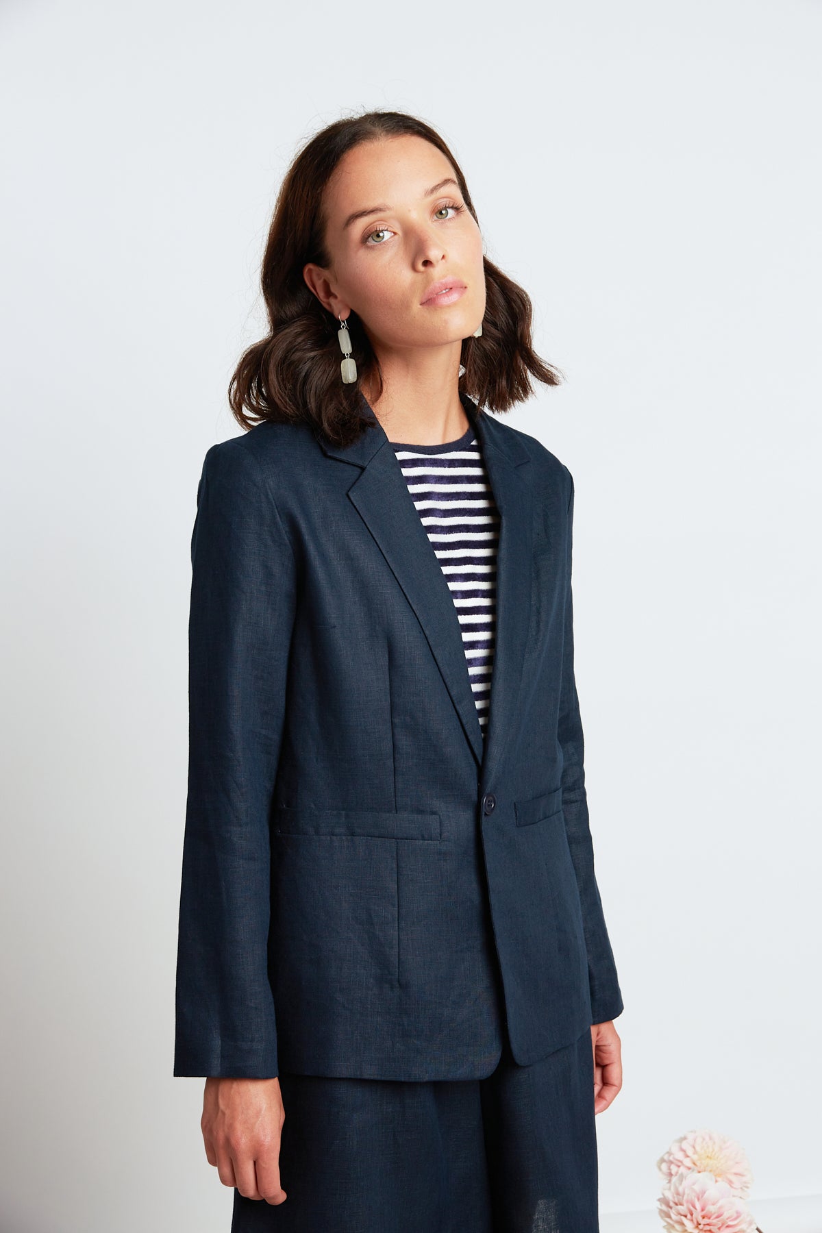 Vita blazer by twenty-seven names. a classic style linen blazer, fully-lined with welt pockets and subtle dart shaping. Classic navy, 100% linen.